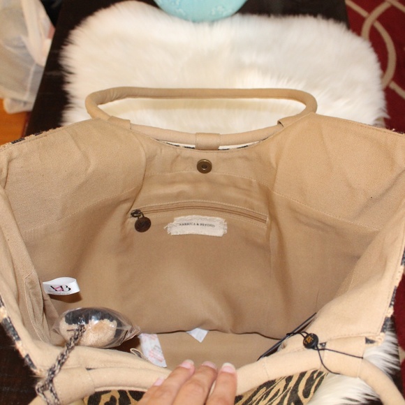 Essentia, Jute Tote with Tassel - Picture 6 of 8